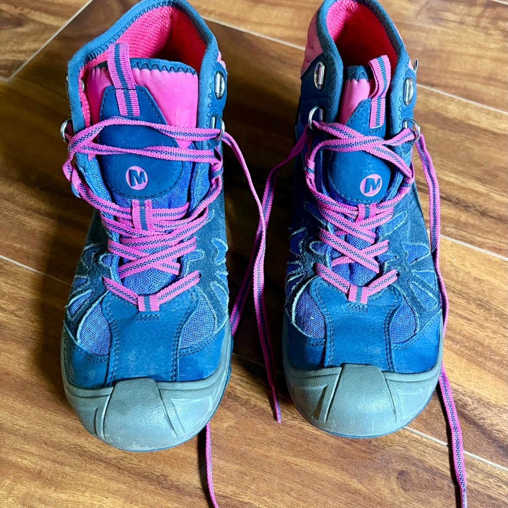 Girls size 5 Merrell hiking shoes awesome condition.